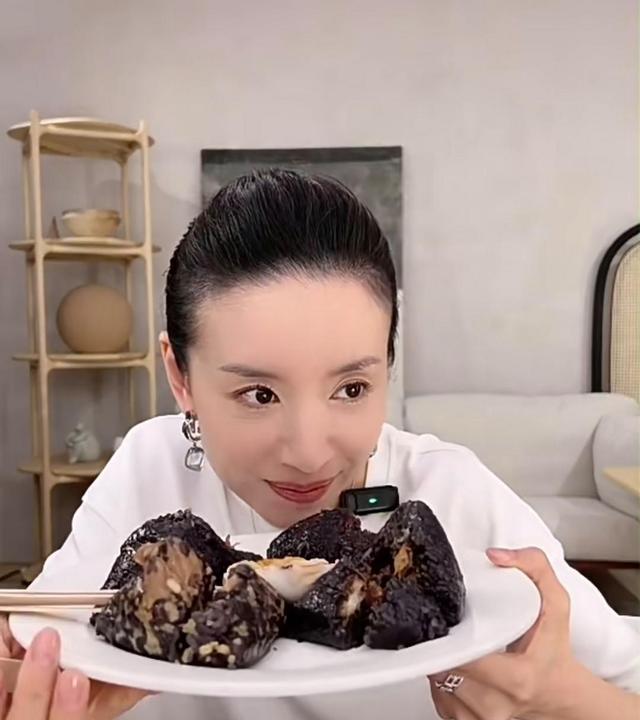 45岁董洁成功转型当老板,去自家服装店巡视,和员工提建议没架子