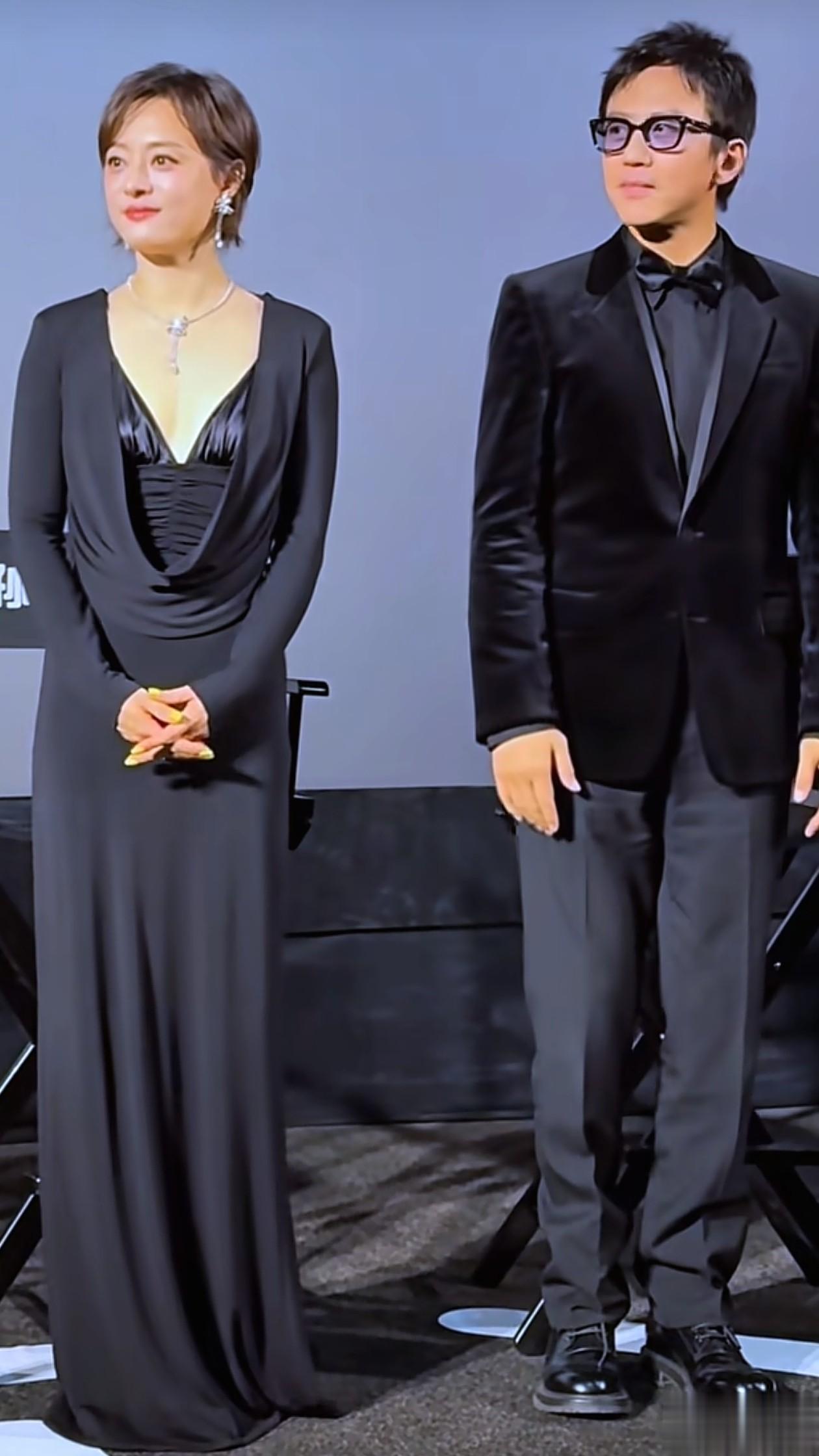 邓超两口子手牵手参加活动!43岁孙俪身上无赘肉,身材太好了