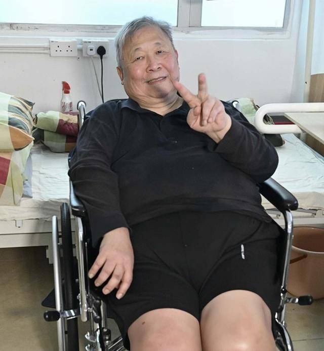 香港知名老戏骨双脚肿到无法穿鞋，只能穿鞋套靠轮椅代步