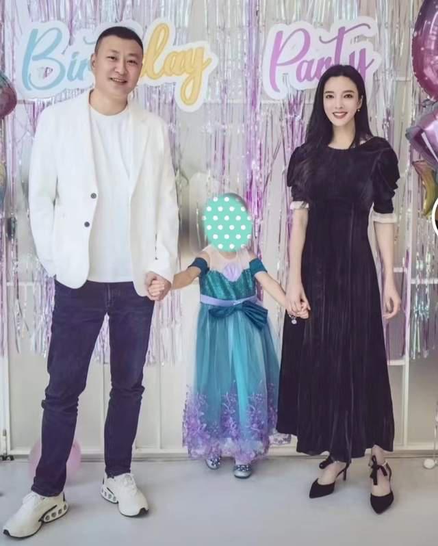 上海美女主持，和奥运冠军恋爱，3年2嫁富豪，如今是奢侈品牌宠儿