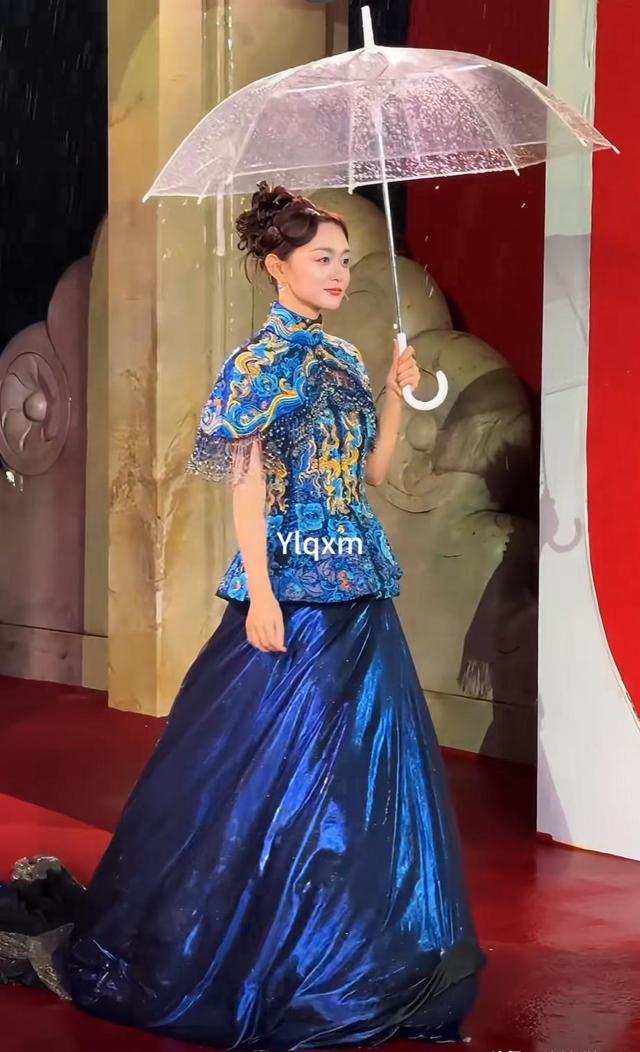 芭莎这夜，被短剧一姐惊艳，单看不起眼，跟女星同框丝毫不输