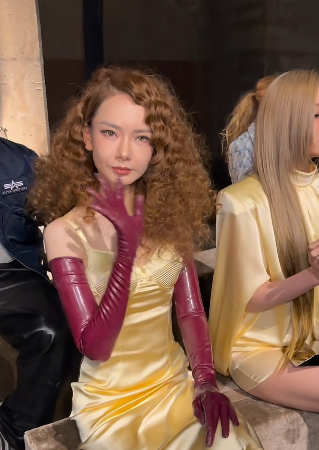 戚薇一家逛凡尔赛宫，李承铉穿短袖她穿大衣，小Seven头圆很可爱