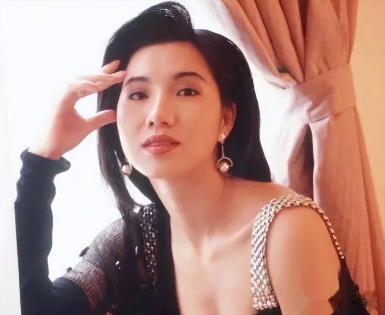 香港性感“江湖大嫂”复出，逆生长惊呆网友，自曝旧照黑到认不出