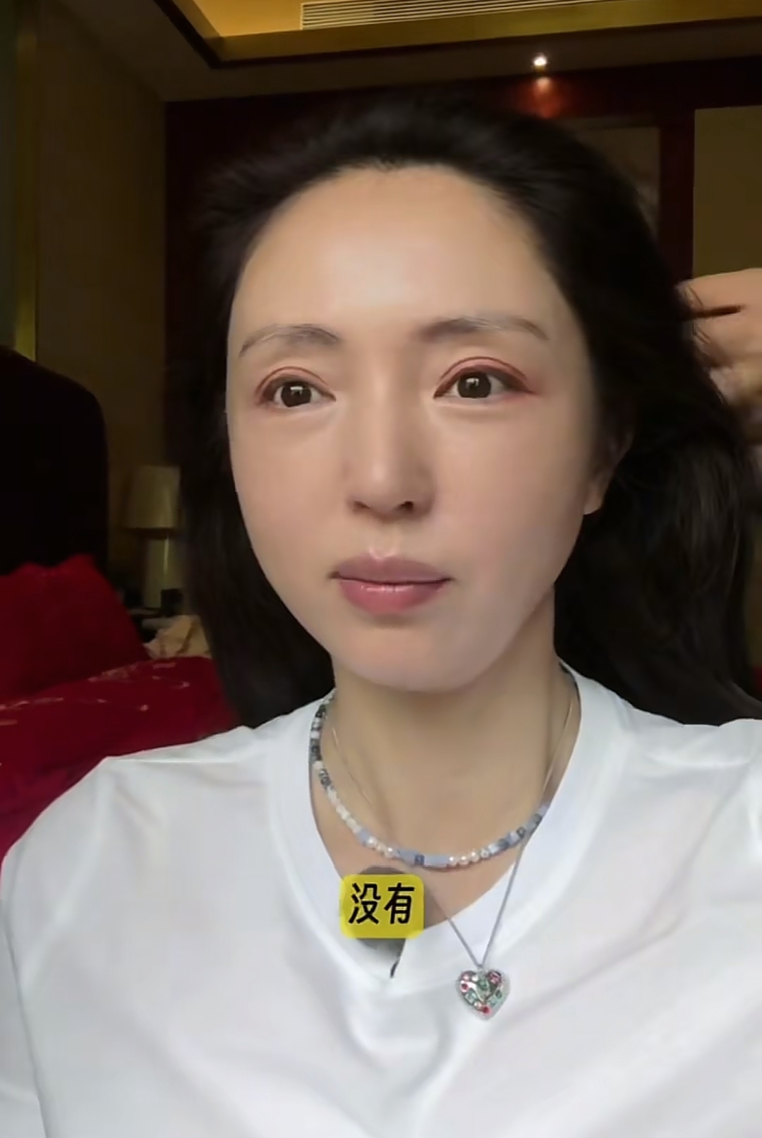 董璇婚礼晨袍照曝光，大红抹胸配双喜团扇好美，婚床上却堆满杂物