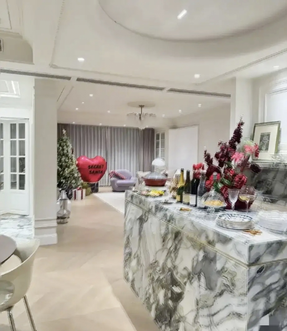 倪妮太豪!在北京家里过圣诞,意外曝光内景,难怪她看不上冯绍峰