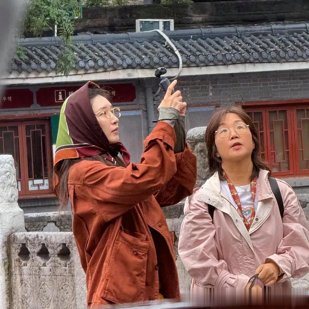 39岁江疏影在西安旅游被偶遇，她穿着防水外套，素颜看起来好老