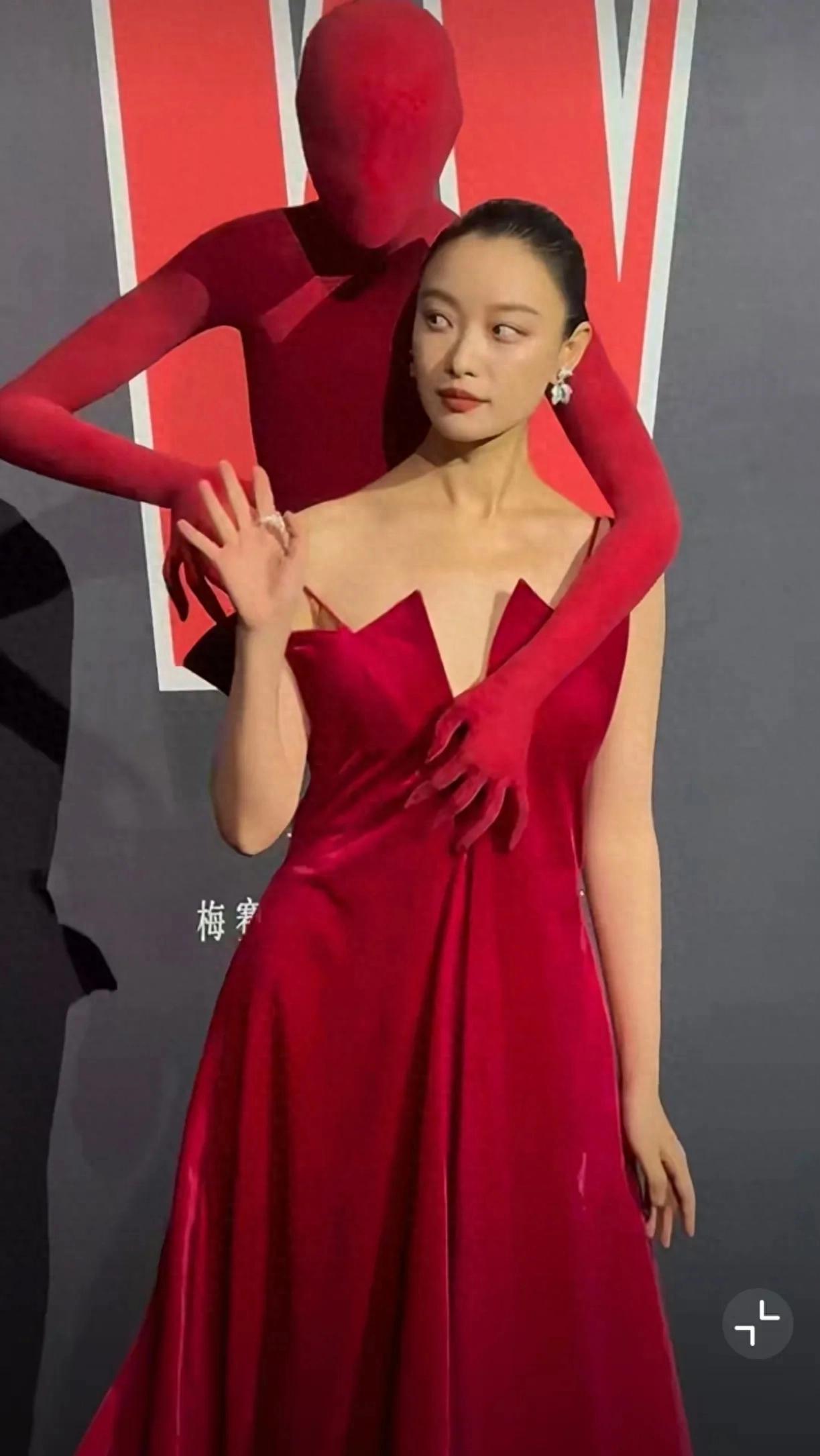 倪妮真是太敢穿,肩带都被“人”扯掉了