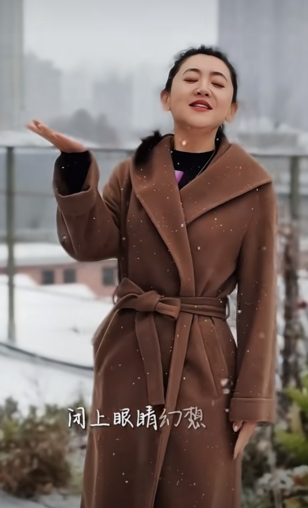 月亮姐姐咖色大衣配低马尾,京城玩雪笑容明媚,治愈感与美貌并存