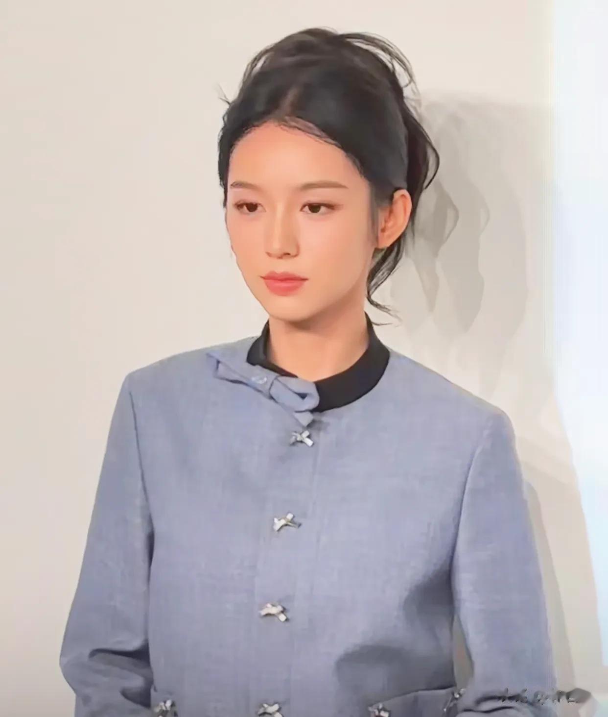 46岁章子怡出席活动，压轴亮相，惊艳全场，梳高马尾，少女感十足