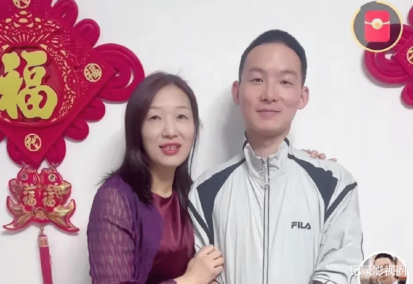 谢浩男首次公布和母亲合照！谢岳护妻反遭打脸，父子关系微妙？