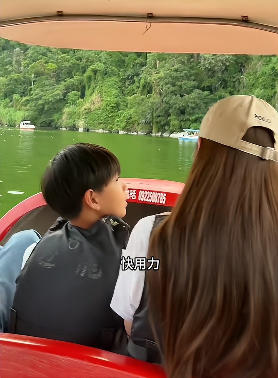 马筱梅带孩子逛台北！小腹隆起太显眼，玥霖争着划船不让后妈受累