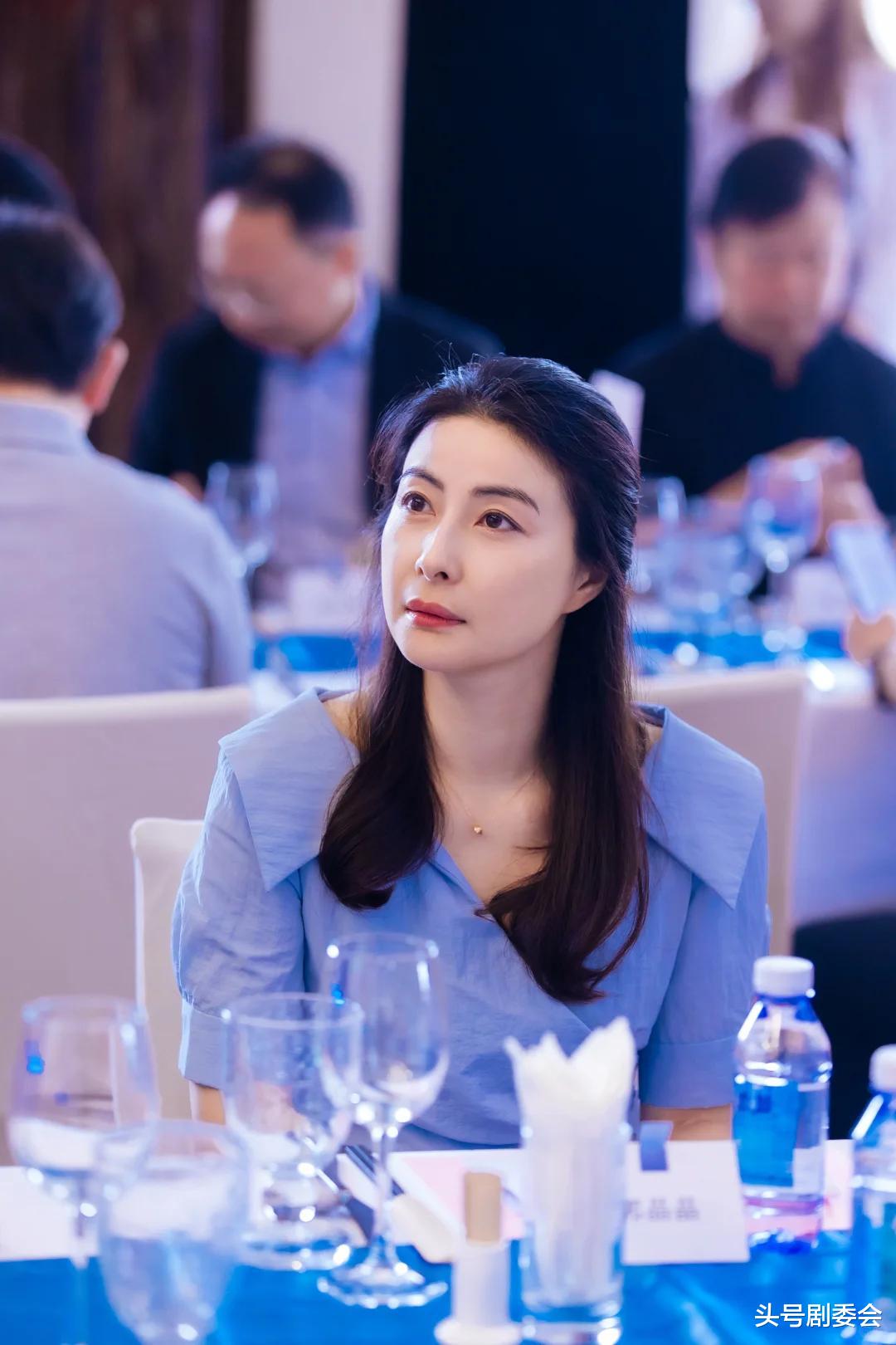 郭晶晶逛上海饰品店,穿53元布鞋,霍启刚穿爱马仕,能买她146双