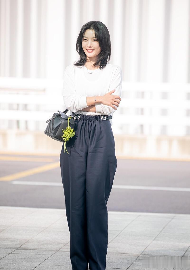 金裕贞出发巴黎女装秀机场路透照，穿白衣黑裤优雅大方气质佳