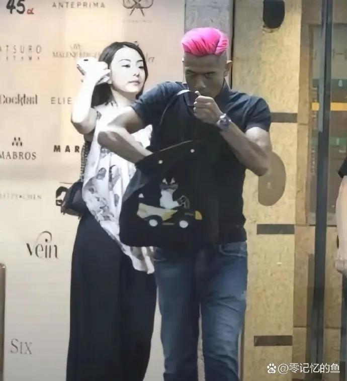 方媛真的好幸福，被宠爱的模样藏都藏不住，让人羡慕。 ???