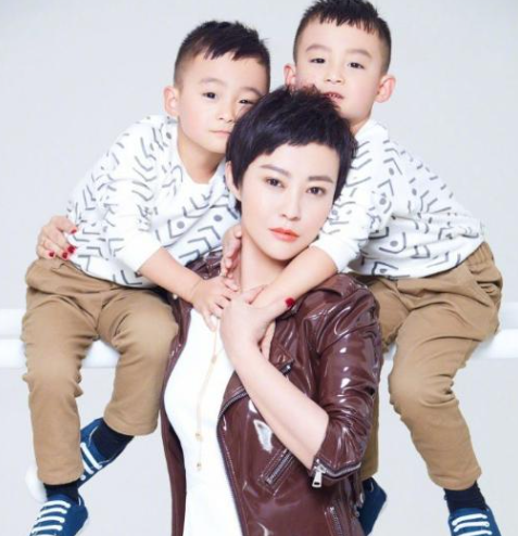 离婚16年，李光洁再次让所有人“刮目相看”，47岁的郝蕾后悔了吗