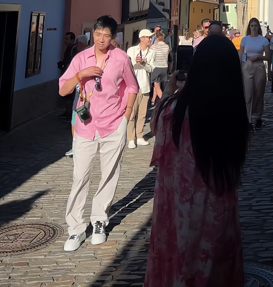 俞灏明一家德国度蜜月！罕穿短袖露伤疤，王晓晨肚大腰圆孕味十足