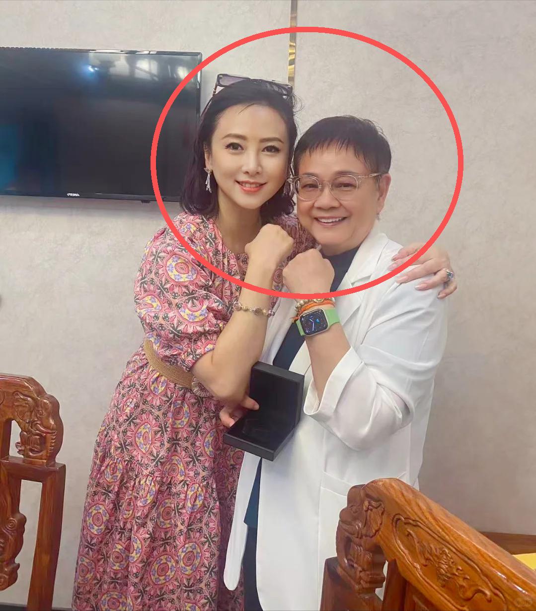 心酸，高雄给57岁翁虹过生日，长这么漂亮，却在景区跳舞供人观赏