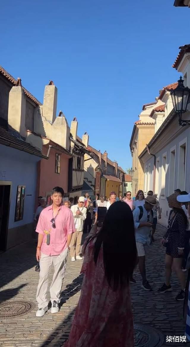 王晓晨和俞灏明穿情侣装度假，再现孕味，俞灏明罕穿短袖露出疤痕