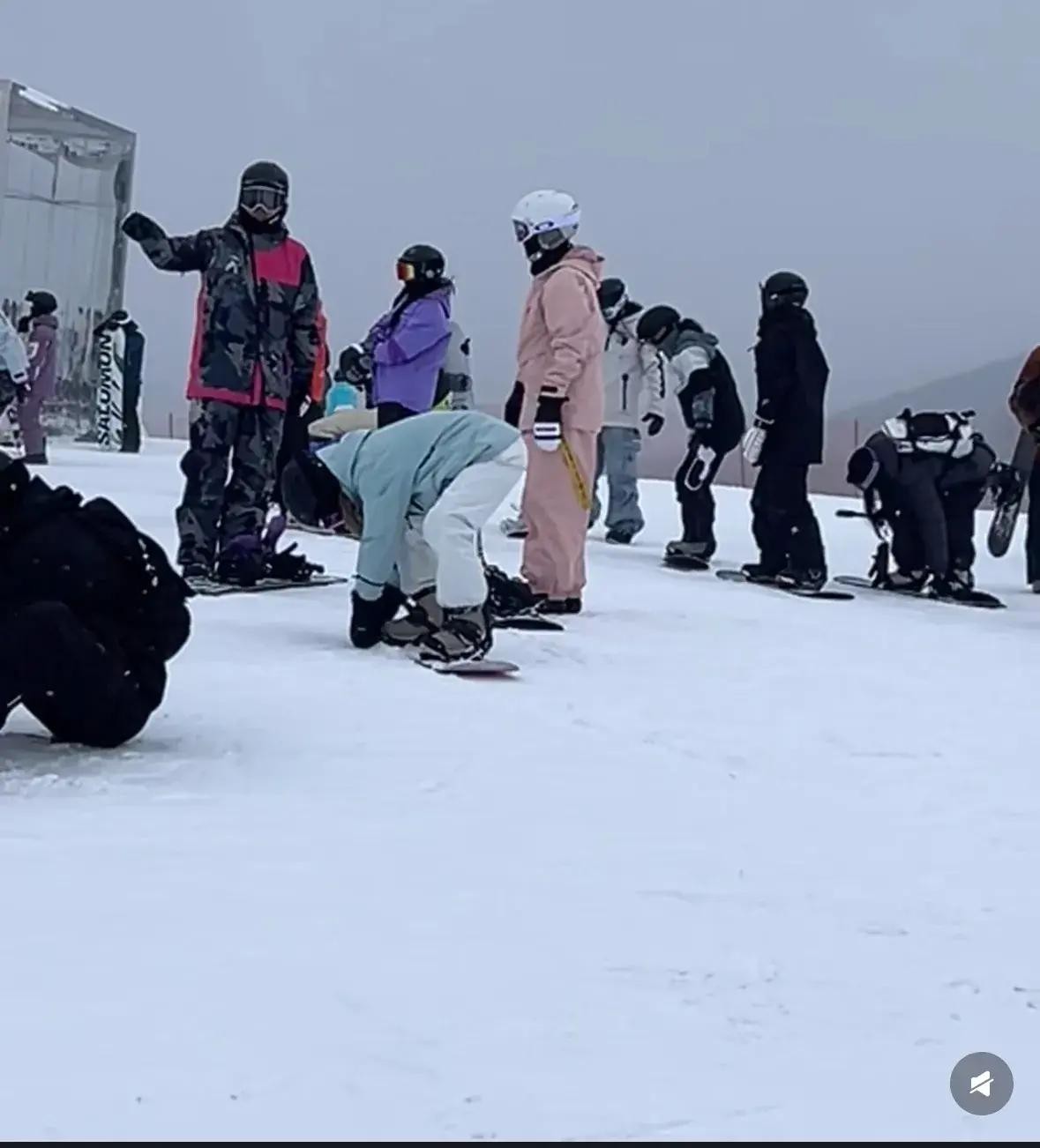 贾玲为张小斐庆生！本人没复胖目测100斤，私下没架子超级好相处