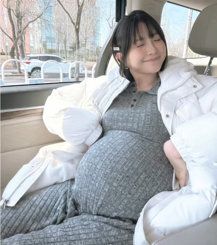 包贝尔妻子临近产期,包文婧八月孕肚圆润,面条子B超照真容曝光