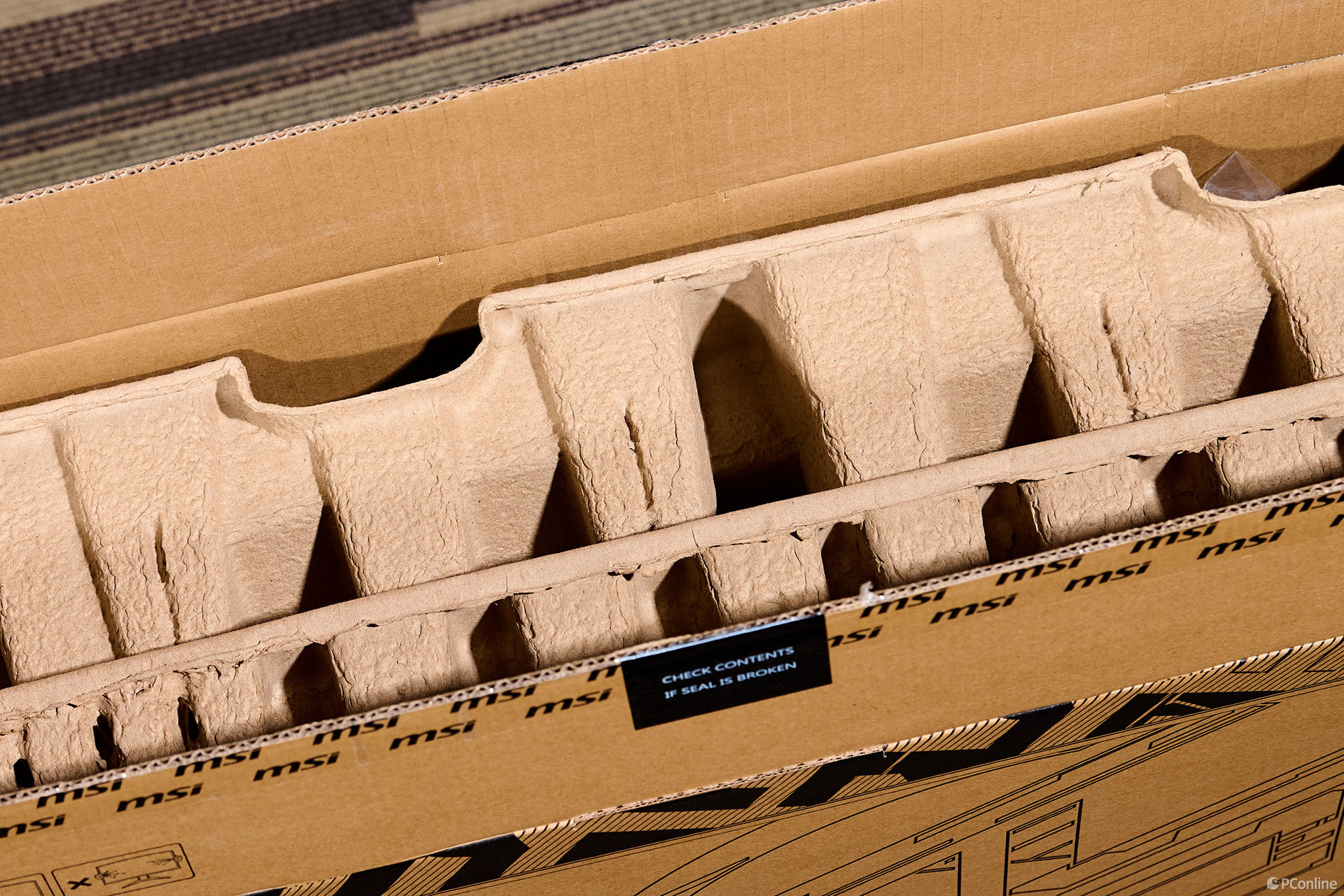 微星MPG 274URDFW E16M白龍圖賞：純白美學與硬核性能的視覺交響