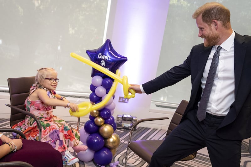 梅根巴黎时装周高调回归:时尚秀背后,藏着苏塞克斯夫妇欧洲布局