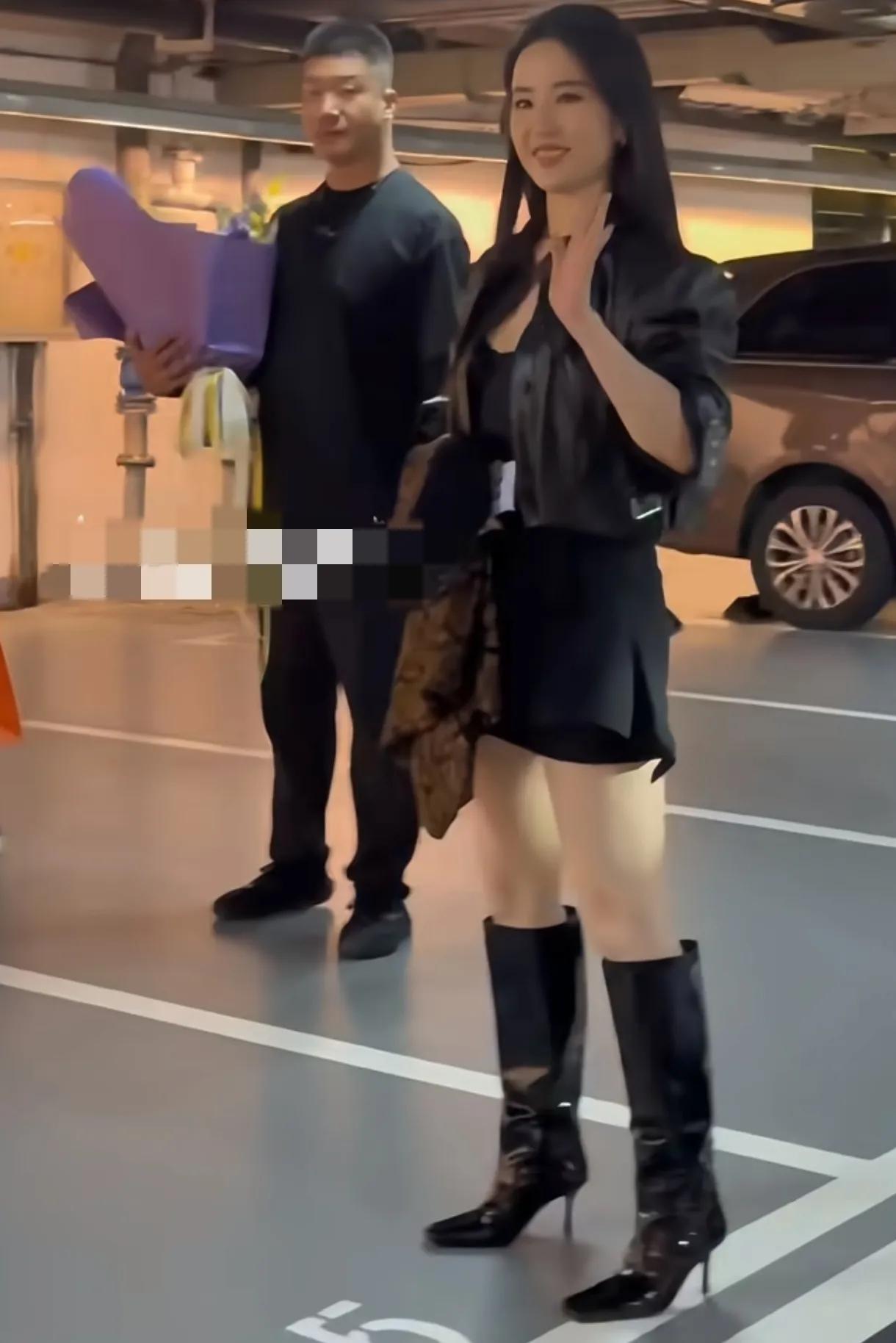 昨天现身的刘亦菲，用身材给宋祖儿上了一课，不是非要白幼瘦才美