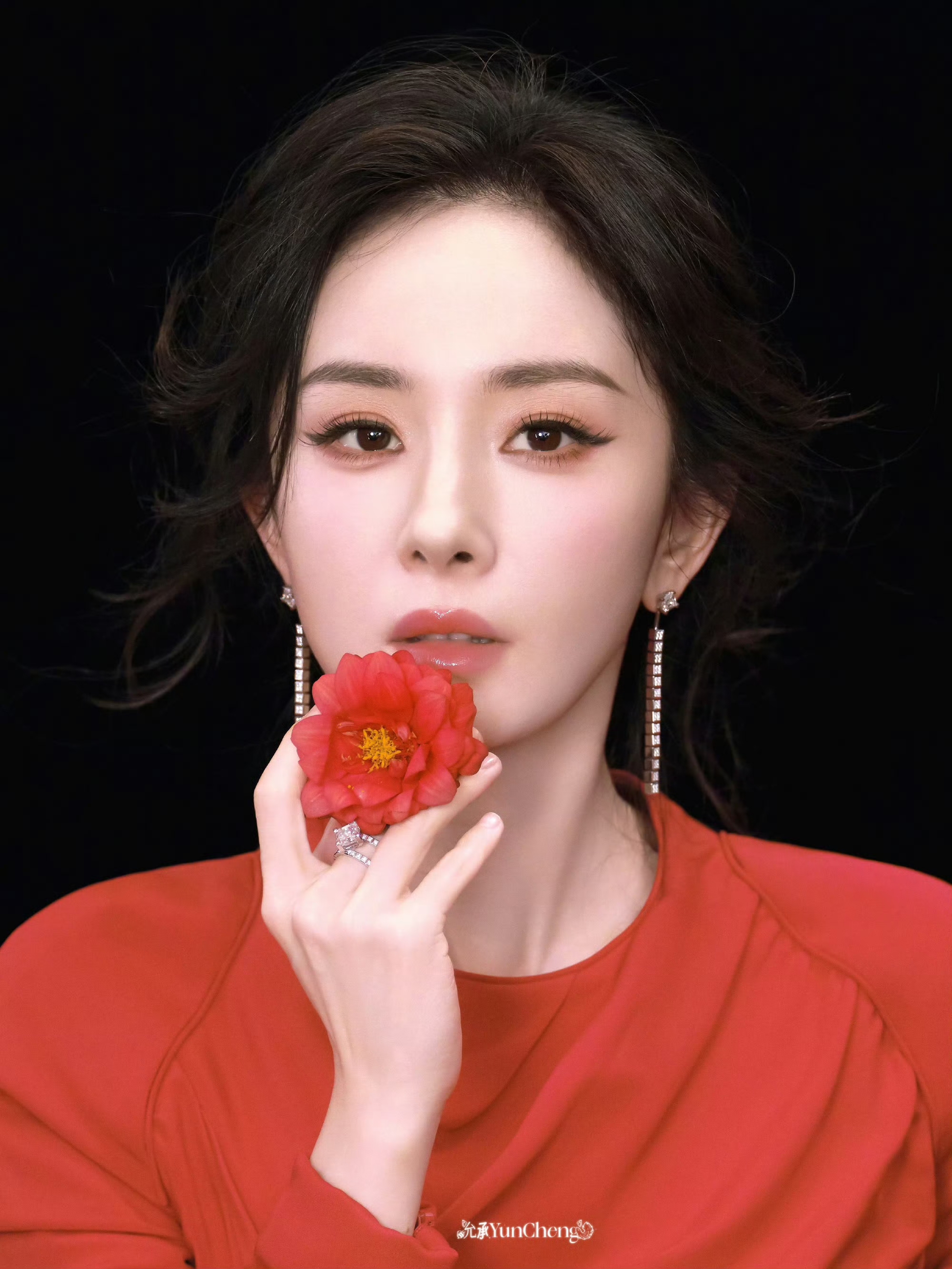 太美了太美了！杨幂深圳出席线下活动，一袭红裙盘发，优雅又大气