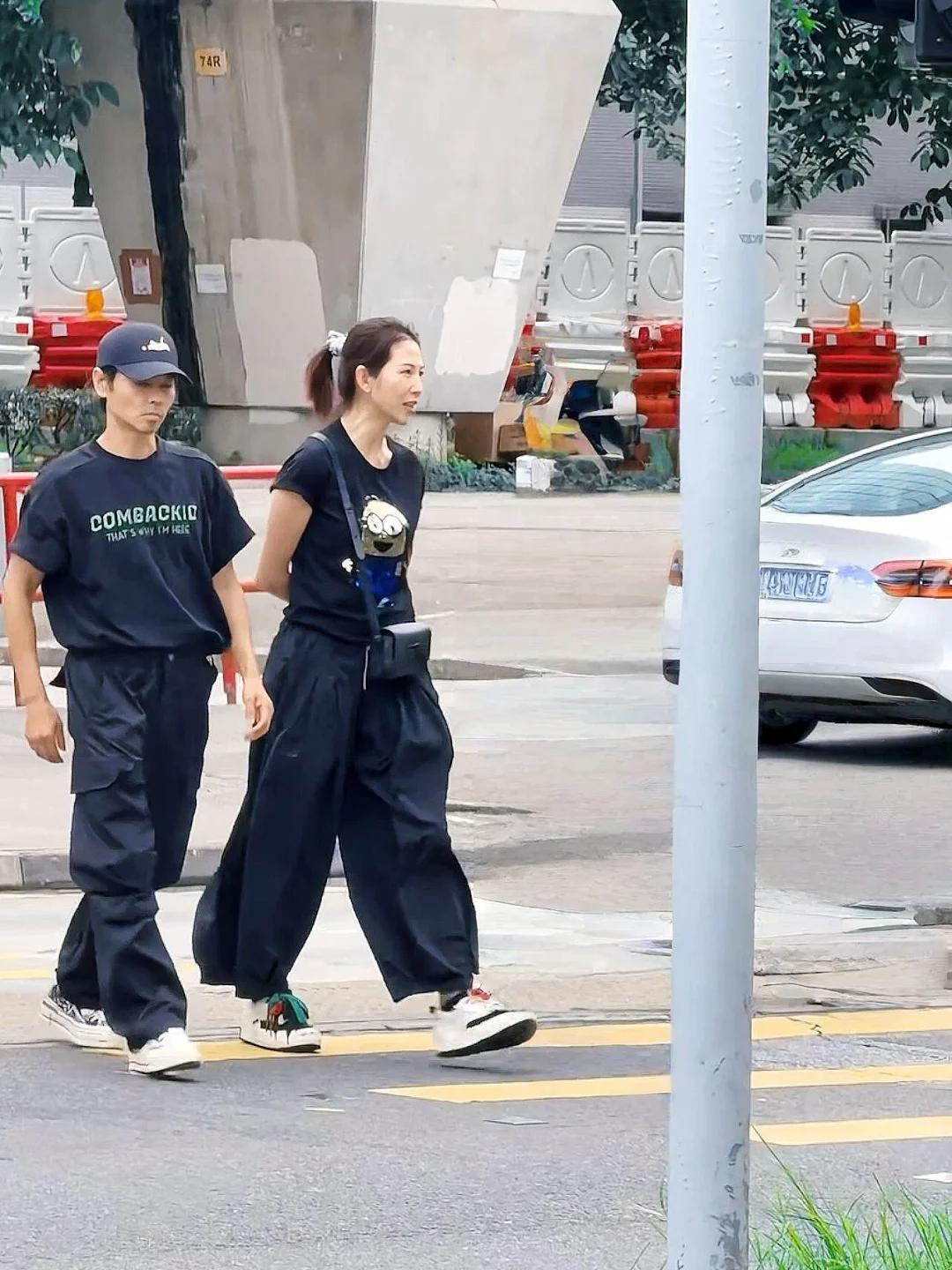 蔡少芬全家现身教堂，满脸皱纹像家庭主妇，俩女儿一头黄发没气质