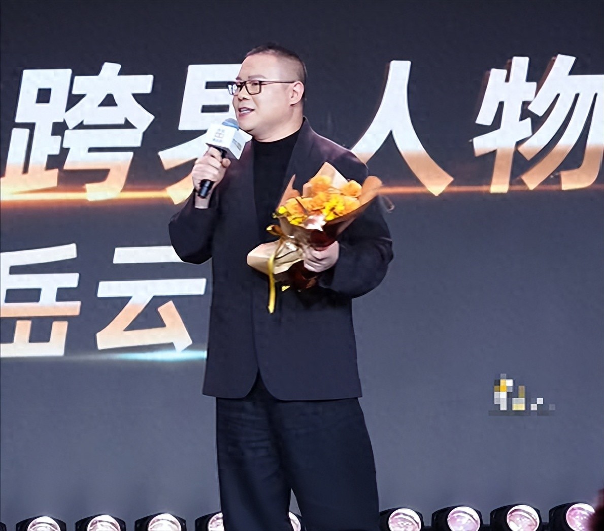 北京这一夜，官宣新身份的岳云鹏，彻底颠覆了大众对他的固有认知