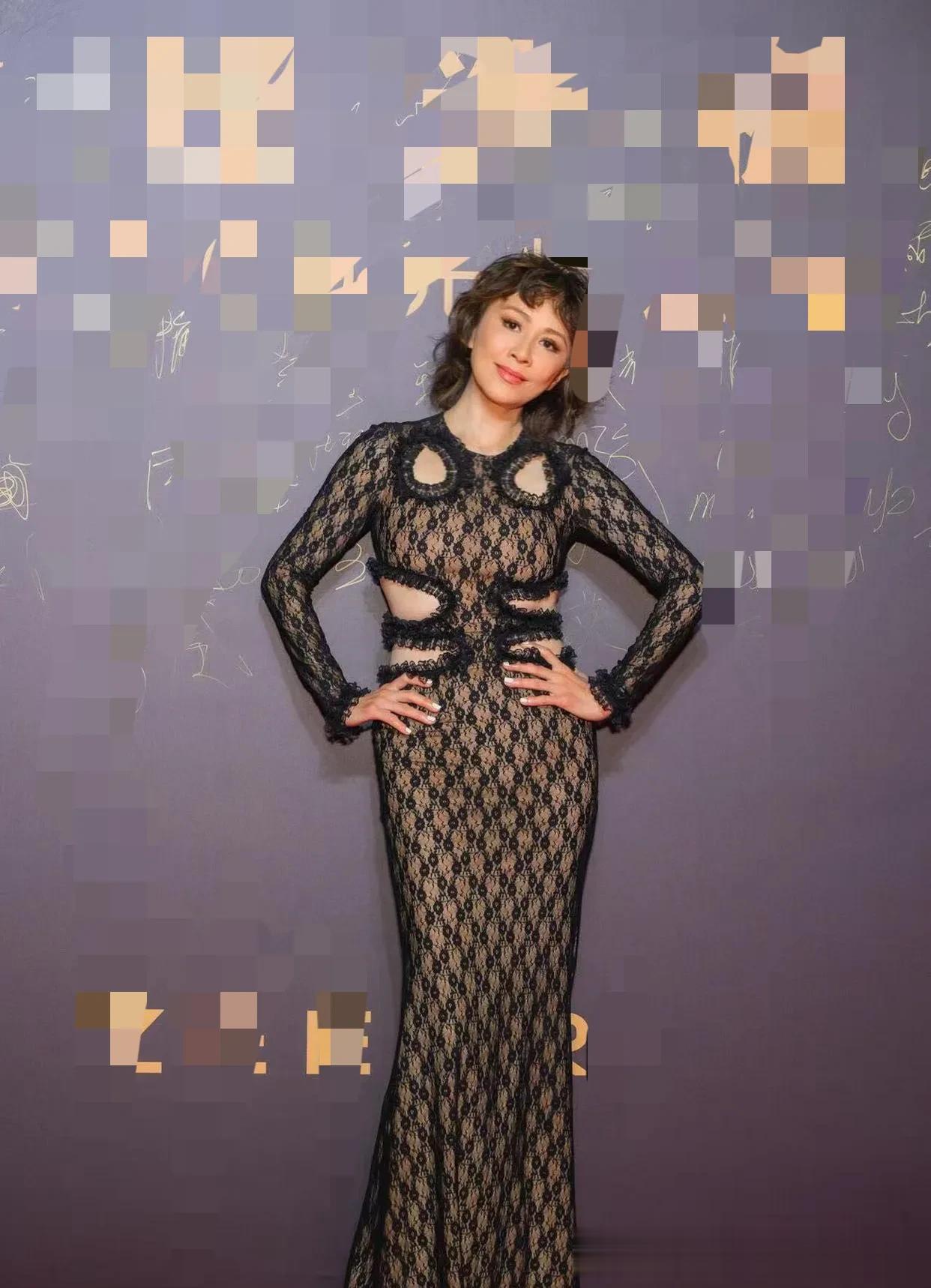 59岁刘嘉玲烫泡面头减龄20岁!镂空连衣裙秀曲线,美得像换了个人