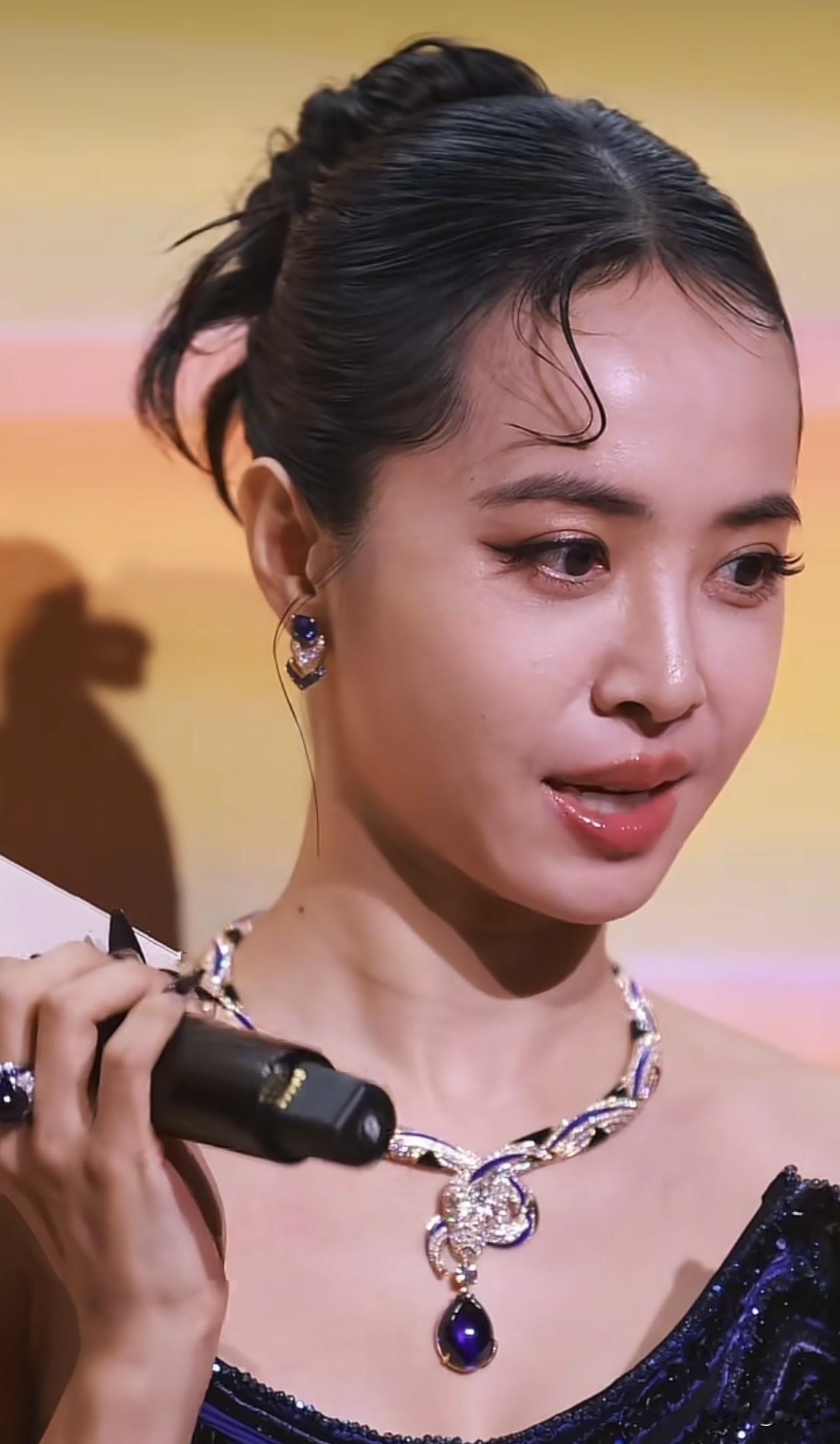 45岁蔡依林活动怼脸拍！面部皮肤紧致，颈纹明显，整体状态好年轻