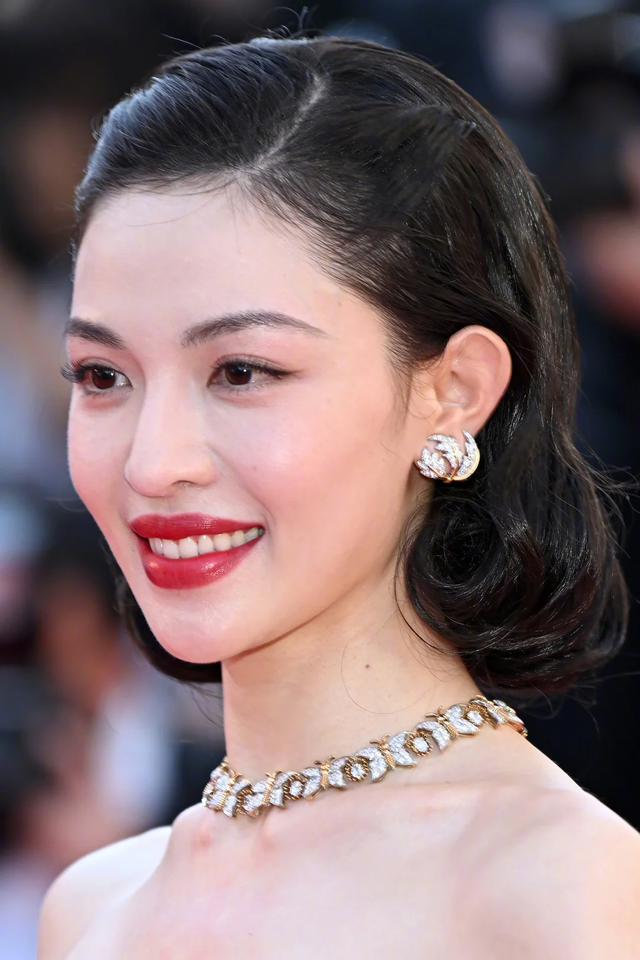 戛纳第四天，温峥嵘用力过猛，郑业成脸肿像大姨，钟楚曦大嘴抢镜