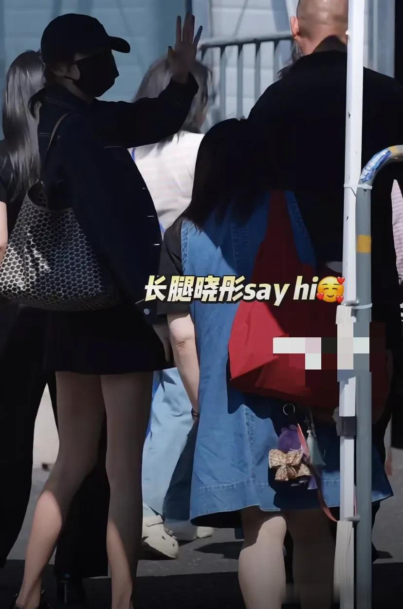 《王牌对王牌》最新上班路透，董璇穿旗袍好美，关晓彤大长腿抢镜