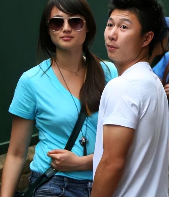 吃相太难看!回国后只为捞金录节目全程说英语,吴京的话大快人心