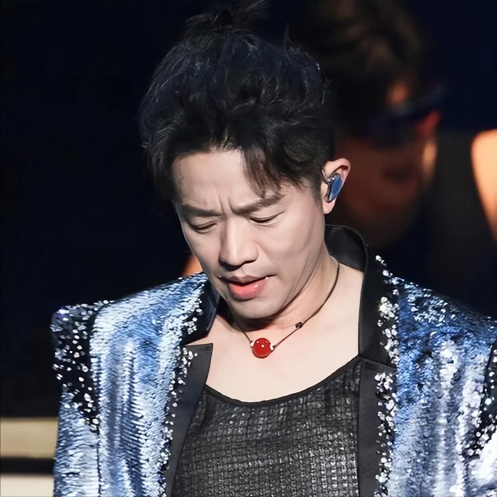 演唱会取消4个月后，44岁玲花突传喜讯，曾毅终为自己的错误买单