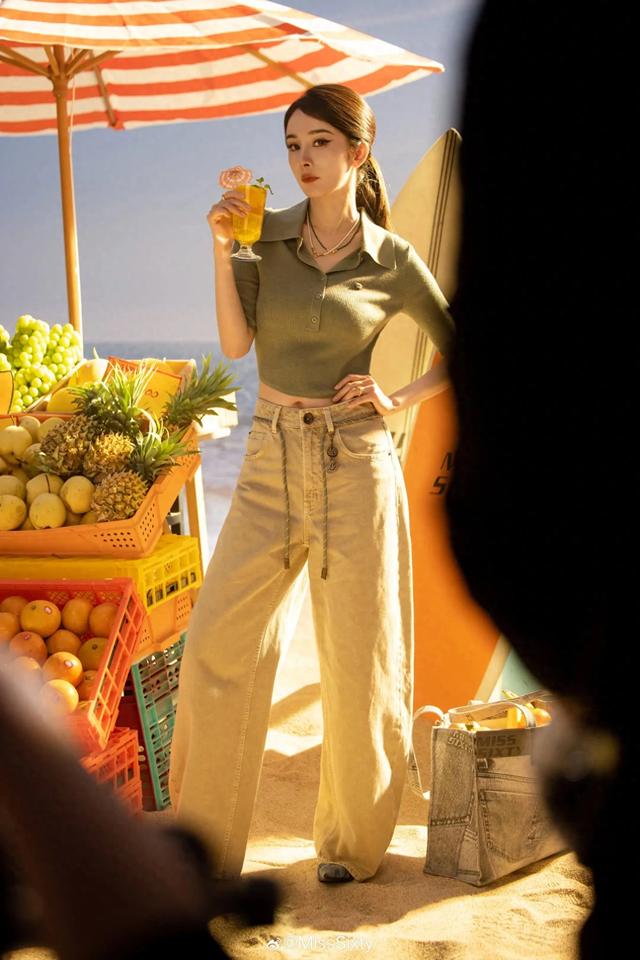 杨幂最新广告大片，身着绿色紧身上衣，展现完美好身材