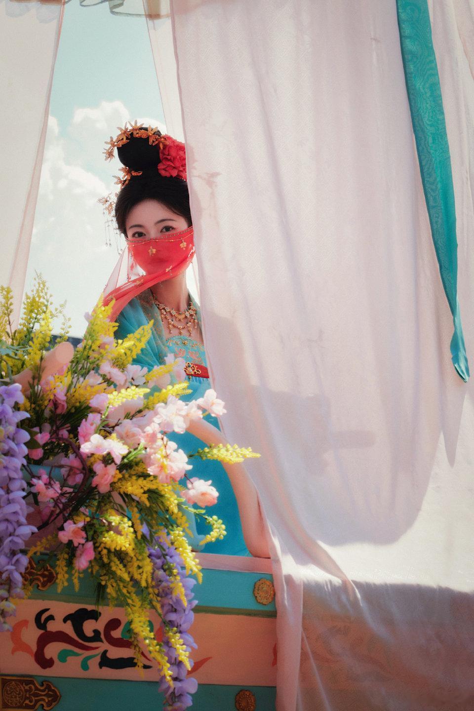 35岁吴谨言晒拍摄日常!生女后颜值高发量超多,偷吃小饼干好可爱