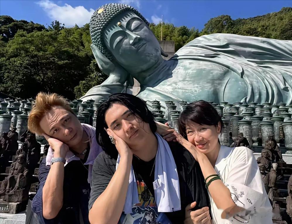 吴镇宇一家现身西双版纳,妻子难得露脸,网友猜边水2好事将近