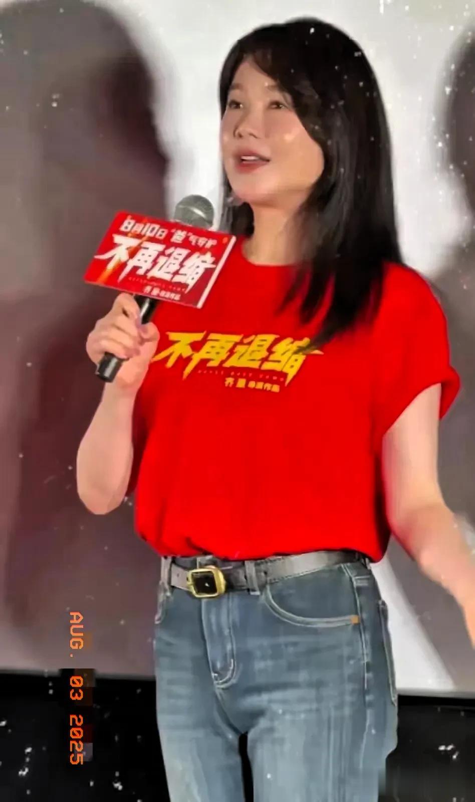 48岁左小青整容认不出,看起来十分别扭,和以往的形象变化较大。