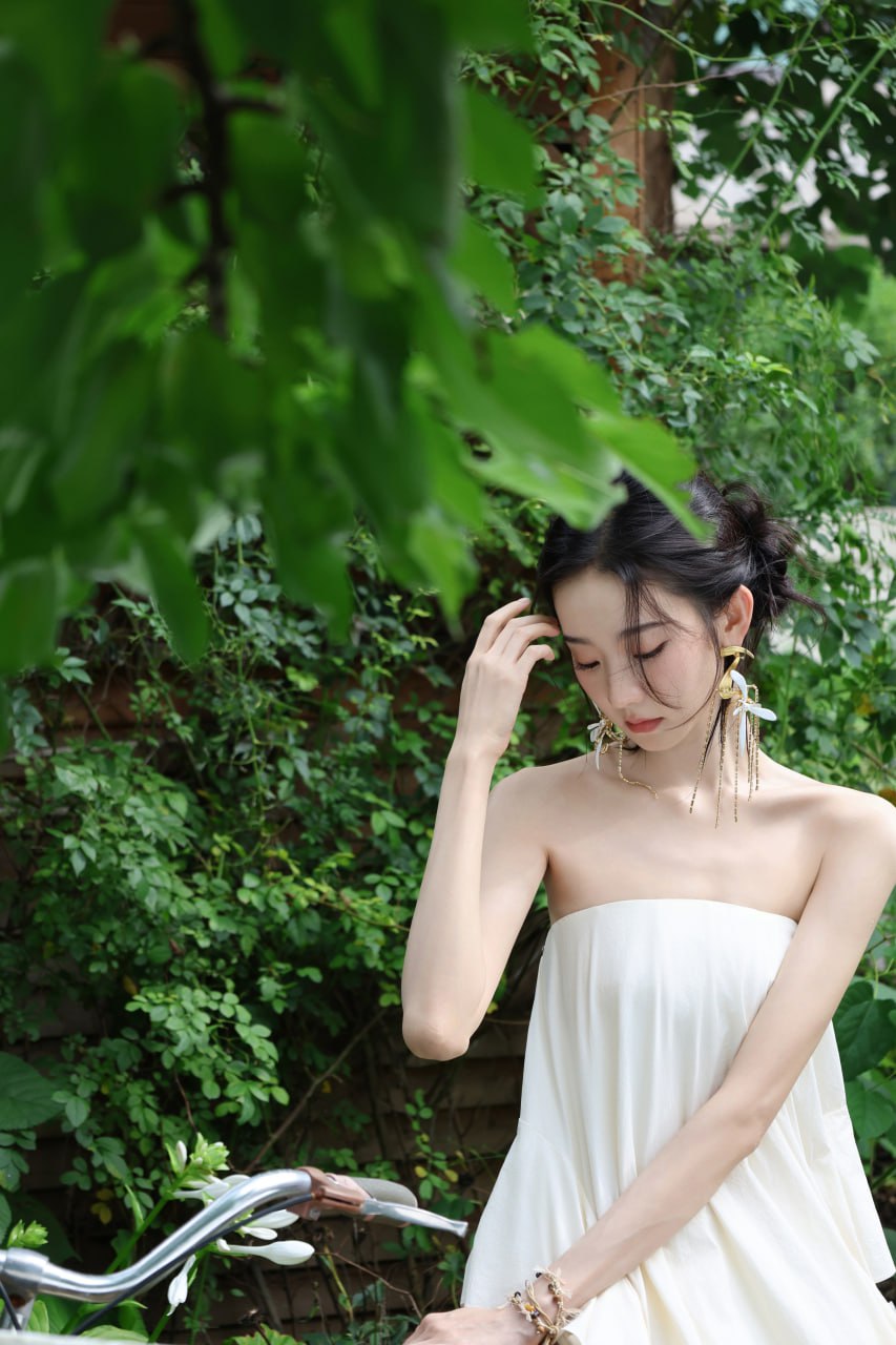 张艺凡｜身着抹胸白裙妆容清透 身姿曼妙娴静惬意