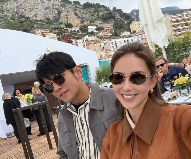 周杰伦8岁的儿子好帅！喜欢网球的他专注的看比赛像个小大人一样