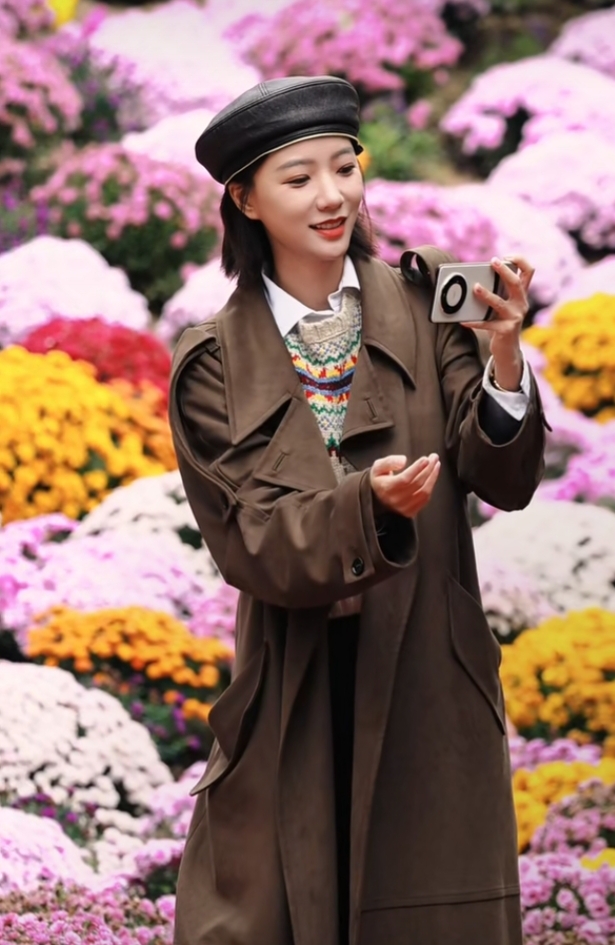 王珞丹现身花开中国，贝雷帽搭棕色大衣，简约又时尚