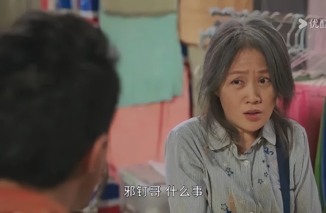 梁小冰鼻塌个矮算大美人吗?看她与袁咏仪的合照,就有答案了