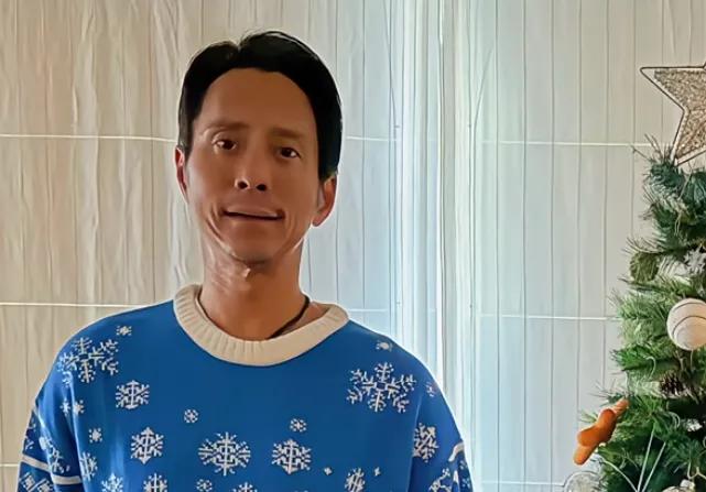 关颖晒圣诞全家照，她一头卷发时尚漂亮，老公瘦的像被吸干了精气