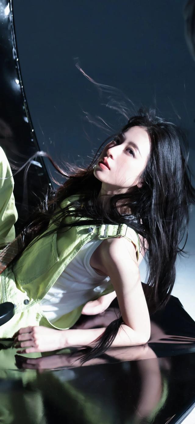 周雨彤最新妆造大片绝美壁纸氛围感拉满，周雨彤太美了