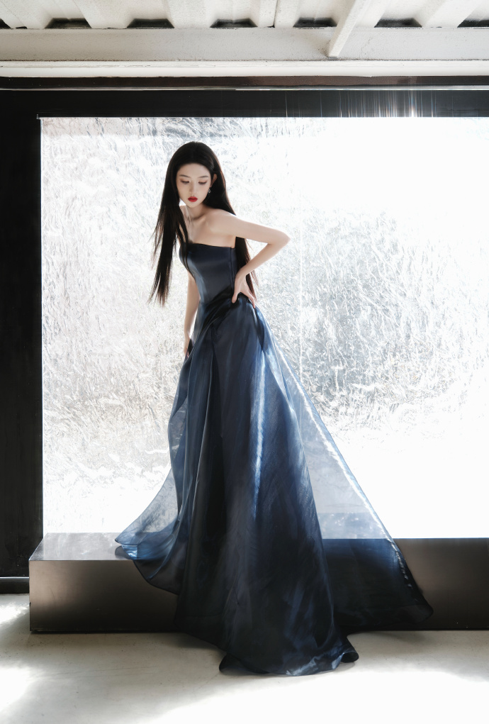 王玉雯今日营业美照,抹胸裙穿搭高贵冷艳