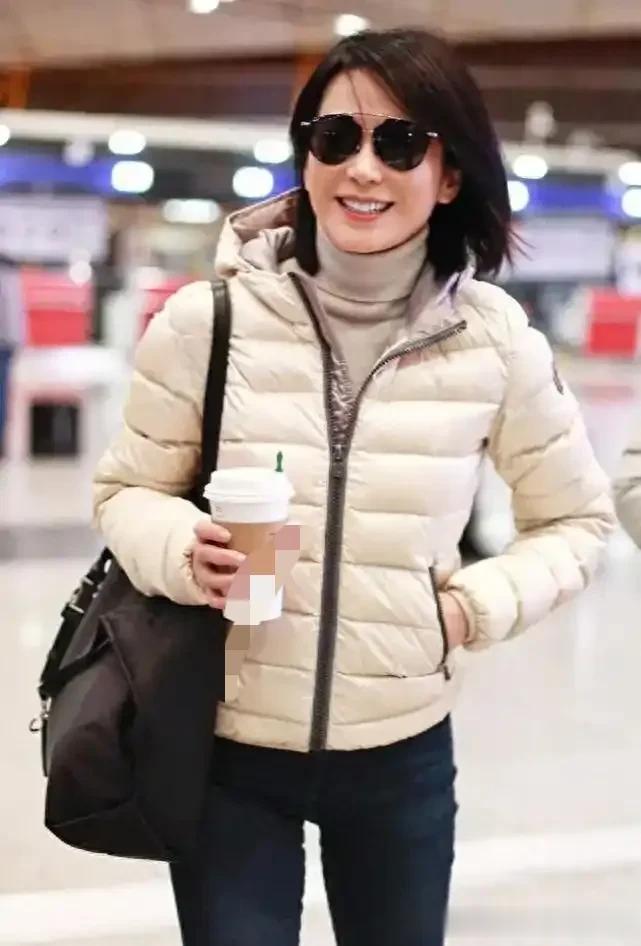 “俞飞鸿”才是穿搭高手，连帽羽绒服+牛仔裤，再穿雪地靴来减龄