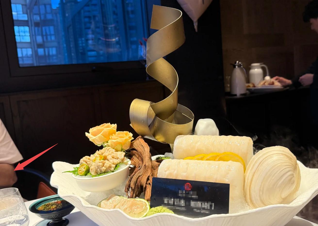 俞灏明带女友国外度假!罕见露烧伤手臂,王晓晨蹲拍男友甜度爆表