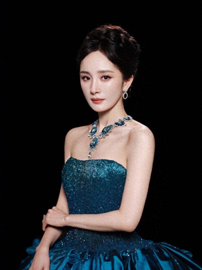 任花挣脱脉络,向上绽放,让每一次出发,嘟如花在野,杨幂向万物